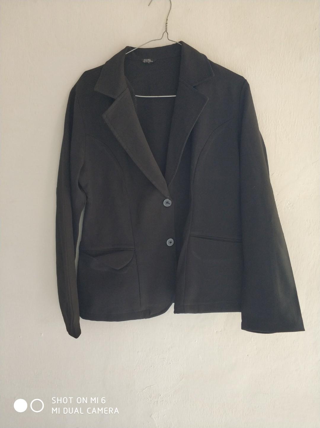 Jas Hitam Wanita Fesyen Wanita Pakaian Wanita Lainnya Di Carousell Melalui twitter pribadinya, ia minta agar pas fotonya yang mengenakan jas hitam diedit menjadi terlihat mengenakan kemeja putih dan dasi saja. jas hitam wanita