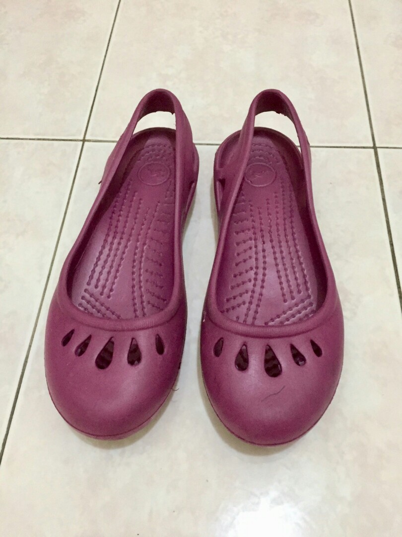 Sepatu sandal crocs Fesyen Wanita Sepatu di Carousell