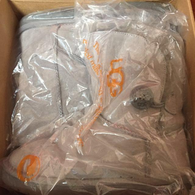 UGG （分類：靴）位於 Hong Kong。 由 y02468 提交（商品編號 55462393，圖片 3）。簡介： SIZE : US 6。