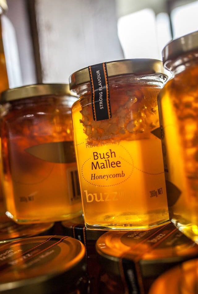 Buzz Honey 橙花蜂巢蜜 澳洲天然手工蜂蜜原裝進口 360克產自南澳洲原生態阿德萊德山附近的果園 含有豐富的生產酶 維生素 多種微量元素 同時集蜂膠 蜂王漿 花粉 蜂蜜為一體 具有優質的保健功效