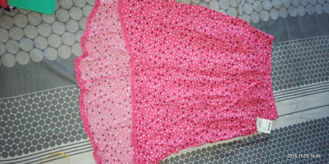 Floral skirt (Category: Skirts) located in Valenzuela. Submitted by mjhane21 (Listing ID 198373811, Image 1). Description: .