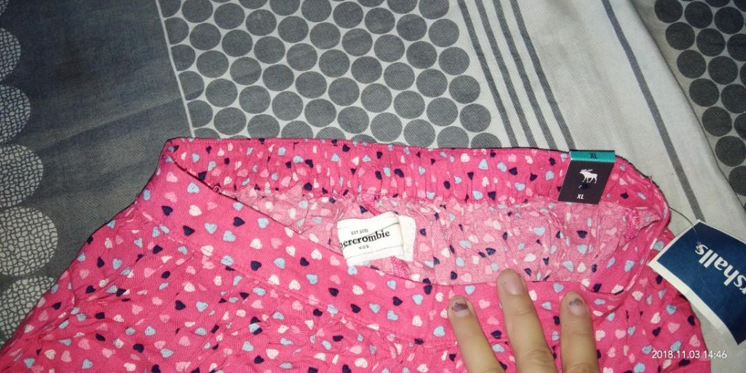 Floral skirt (Category: Skirts) located in Valenzuela. Submitted by mjhane21 (Listing ID 198373811, Image 2). Description: .