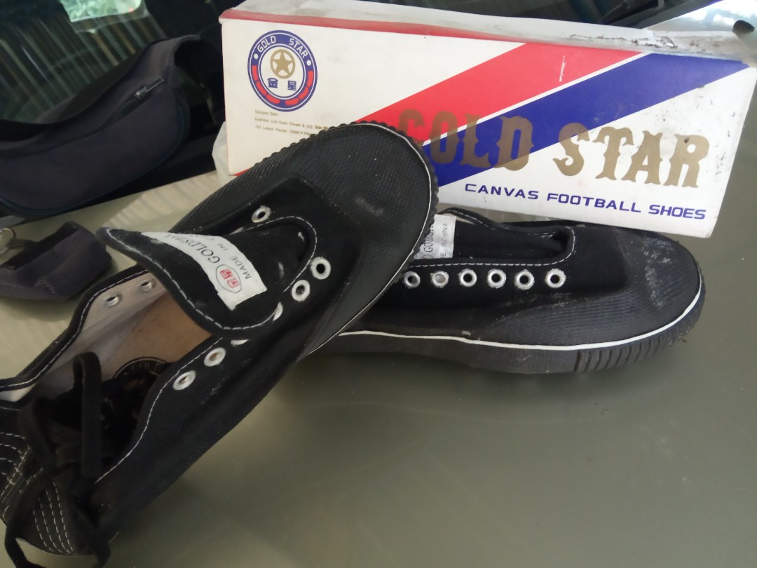 Kasut bola gold star