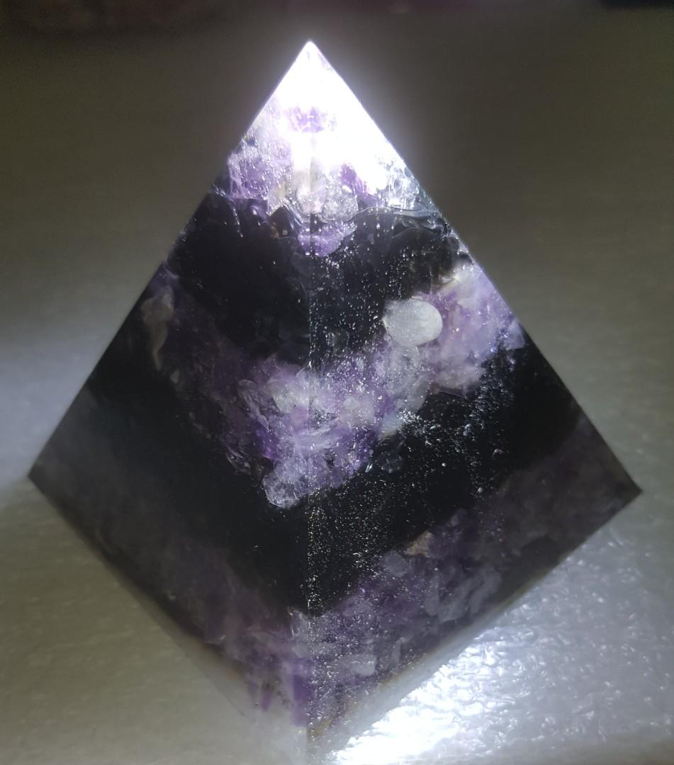 天然紫水晶黑曜石三角能量塔大size, 名牌, 飾物及配件- Carousell