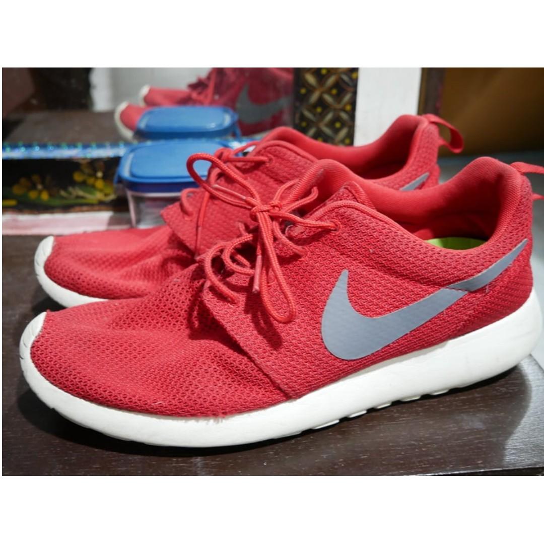 Nike roshe run white red top