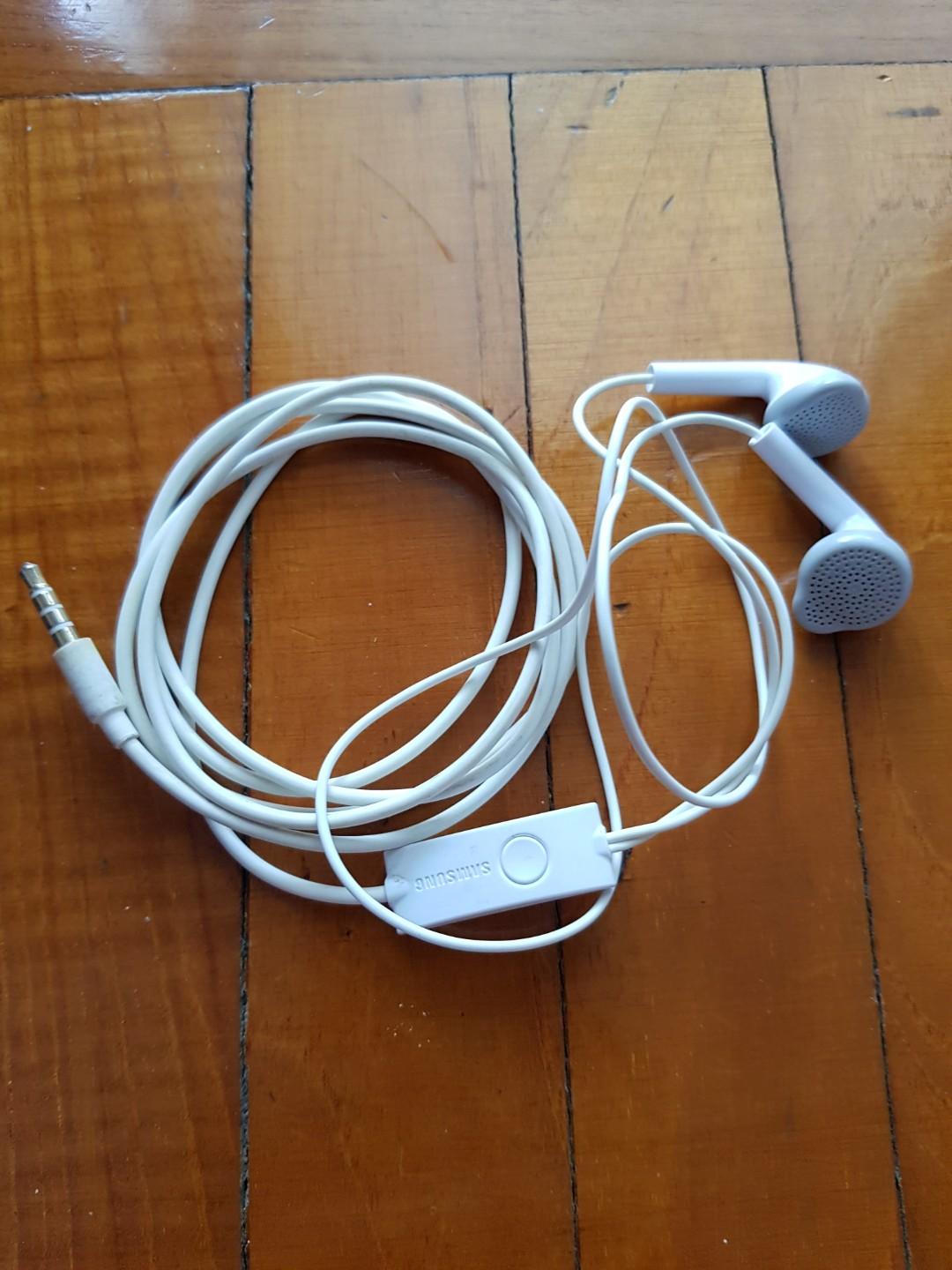 Handphone earpiece outlet