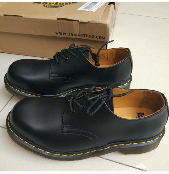 Sepatu dr martens asli store