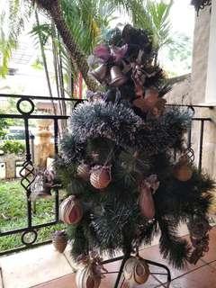 Pohon Natal Cantik berikut hiasan nya