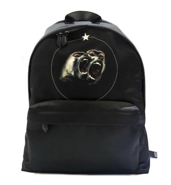 Givenchy Backpack （分類：手袋及銀包）位於 Hong Kong。 由 guccibb 提交（商品編號 198757092，圖片 1）。簡介： 99% new Givenchy Backpack 背囊。