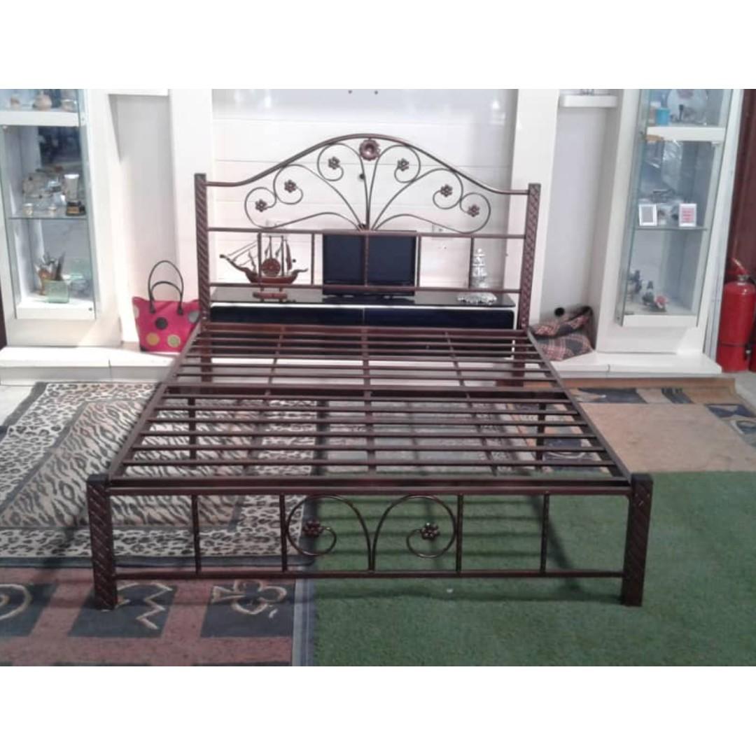 Ready Stock Katil Besi Queen Secondhand Barang Terpakai Home Furniture Furniture On Carousell