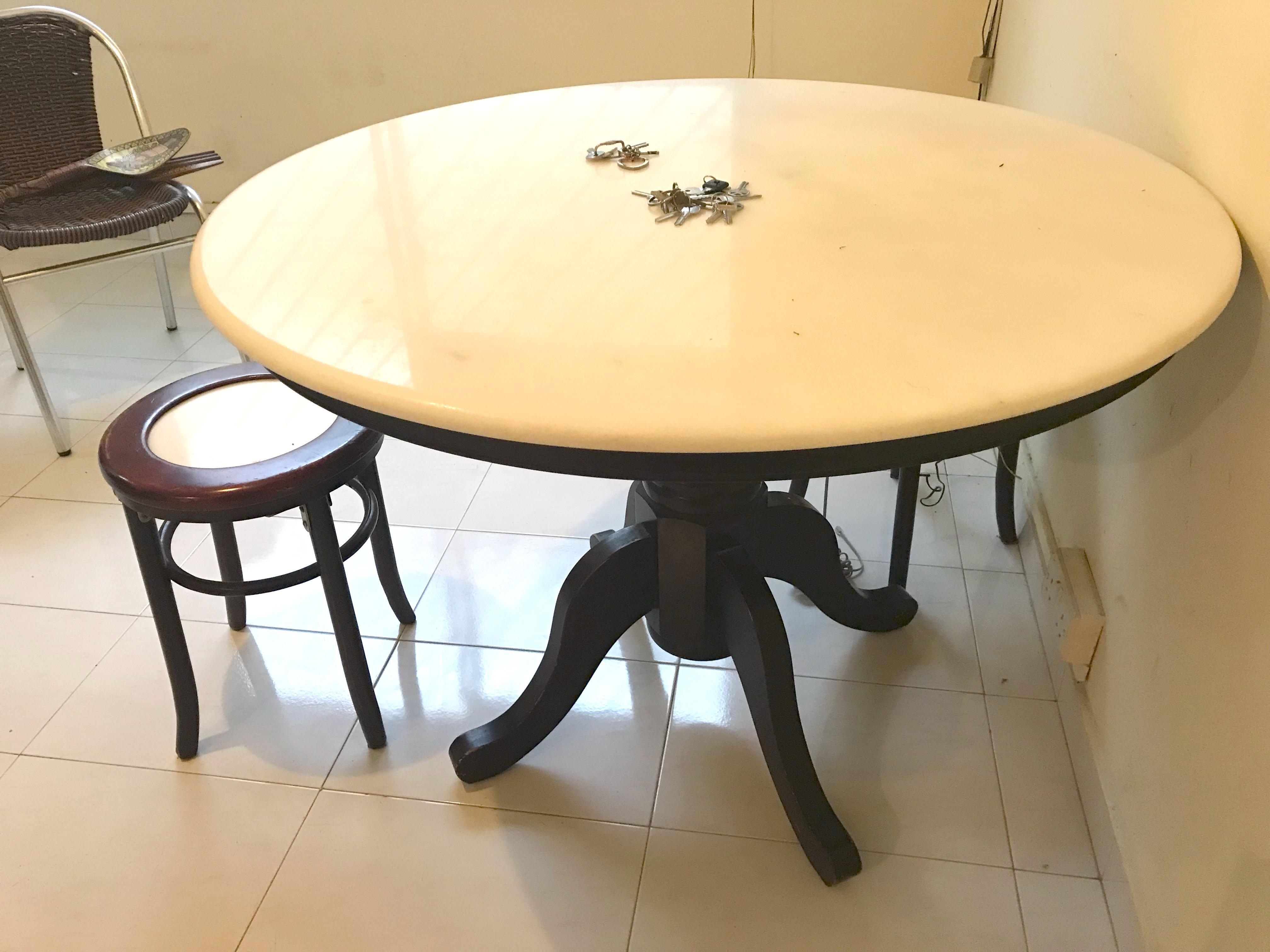 round_marble_dining_table_1541760799_5ae9a006_progressive.jpg