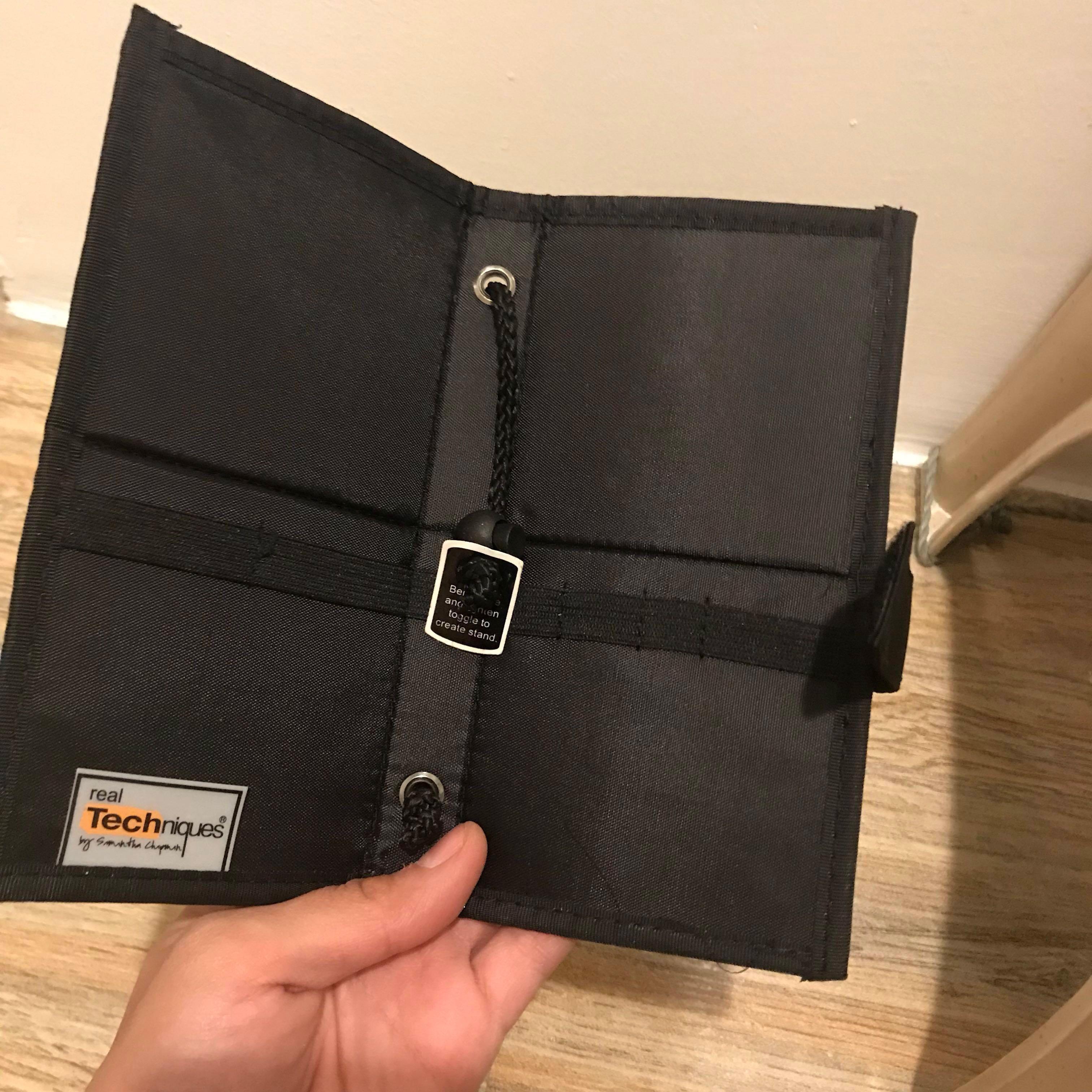 Auth💯Real Technique Brush Organizer (Category: Makeup) located in Makati City. Submitted by mygreatfinds (Listing ID 165675270, Image 1). Description: Auth💯 Real Technique Brush Organizer Great for travel Nice to have Can be convertable into bag Nicefind🙌 #11sale.