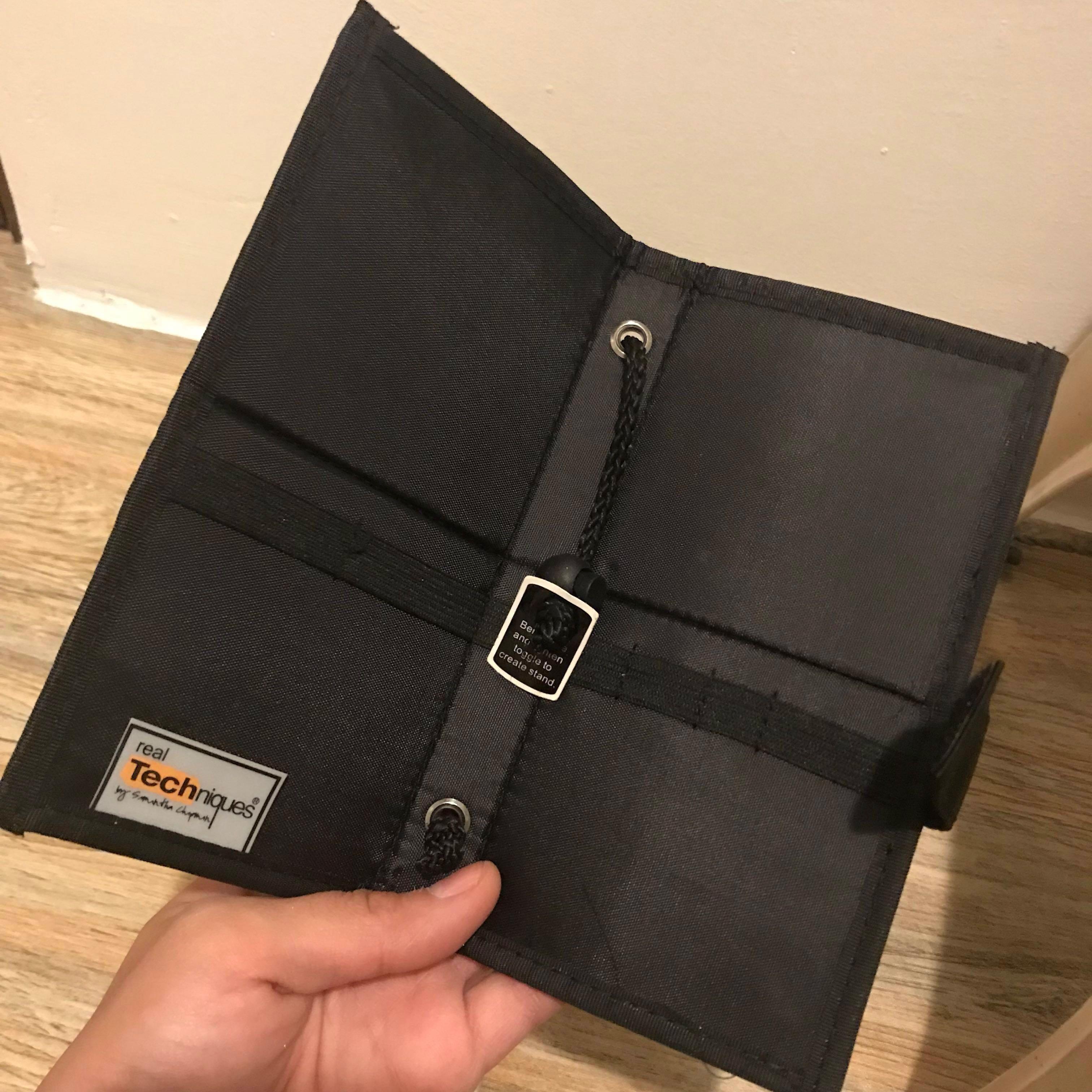 Auth💯Real Technique Brush Organizer (Category: Makeup) located in Makati City. Submitted by mygreatfinds (Listing ID 165675270, Image 3). Description: Auth💯 Real Technique Brush Organizer Great for travel Nice to have Can be convertable into bag Nicefind🙌 #11sale.