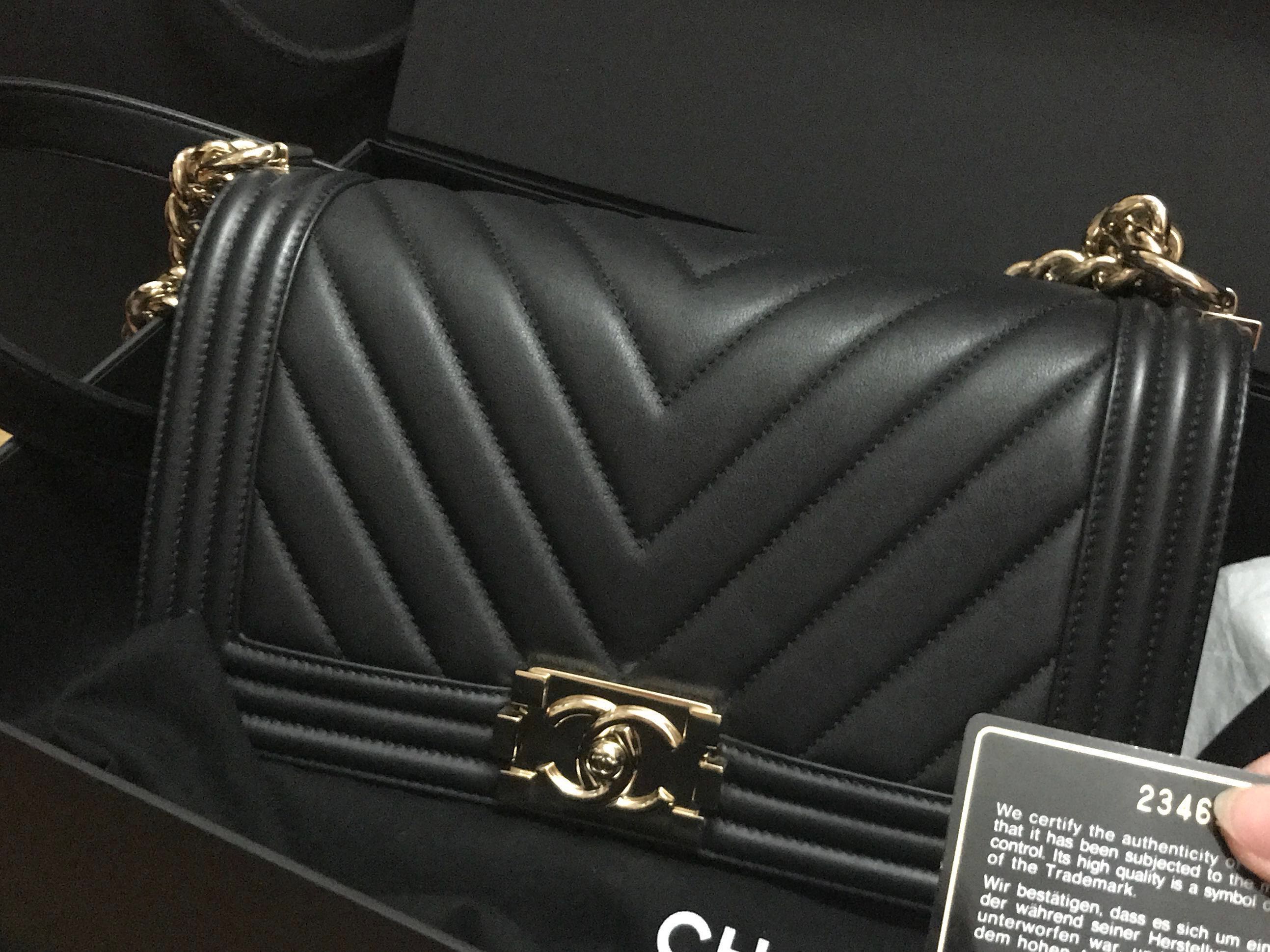 LNIB Chanel Boy Chevron Black Calfskin Old Medium Ghw 23 Luxury