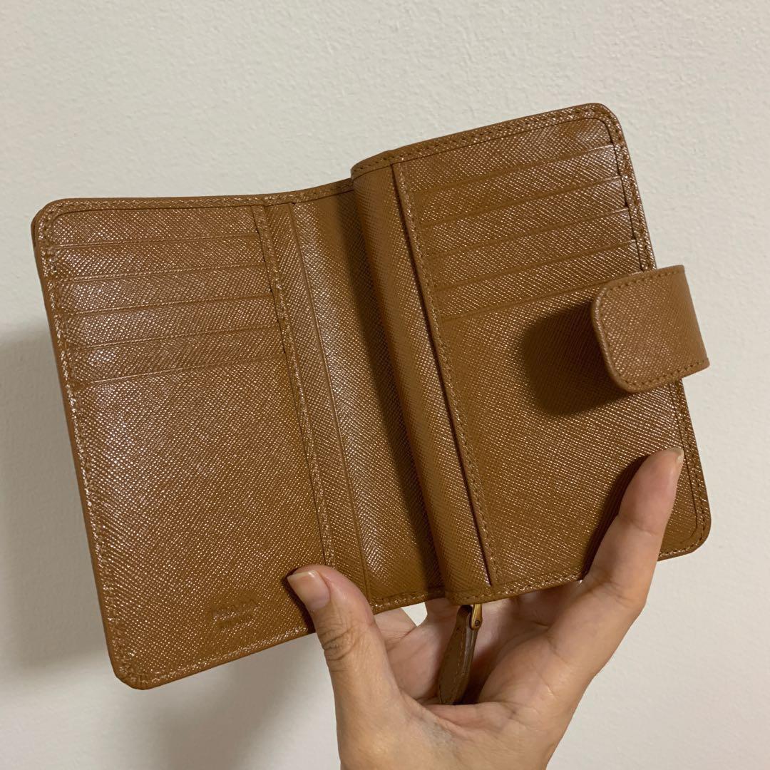 prada medium saffiano wallet
