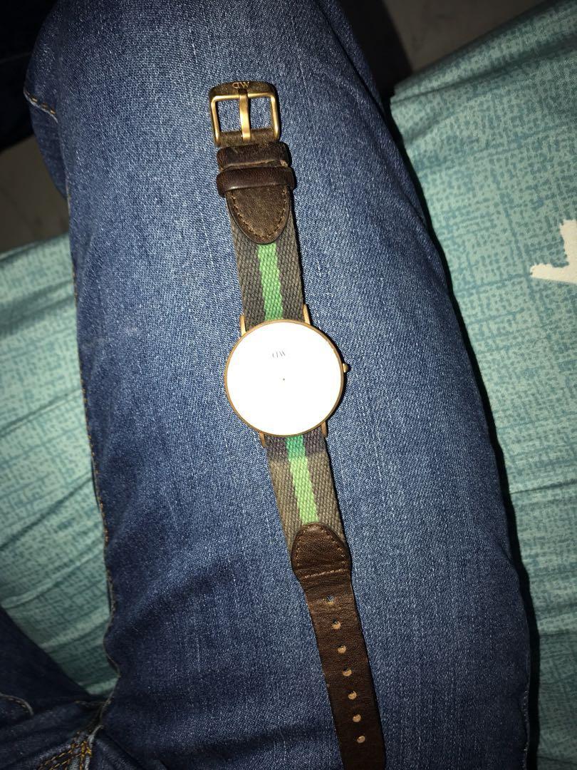 Genuine but scratched thats why price DW Daniel Wellington watch green black strap