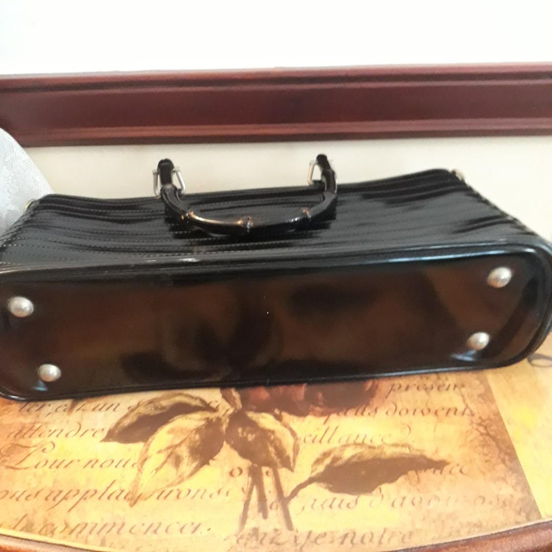 Unique document bag (Category: Tote Bags) located in Singapore. Submitted by debbiely2006 (Listing ID 199190164, Image 3). Description: Leather document bag in good condition with pin-tuck sewing and bamboo handles. Rare design..