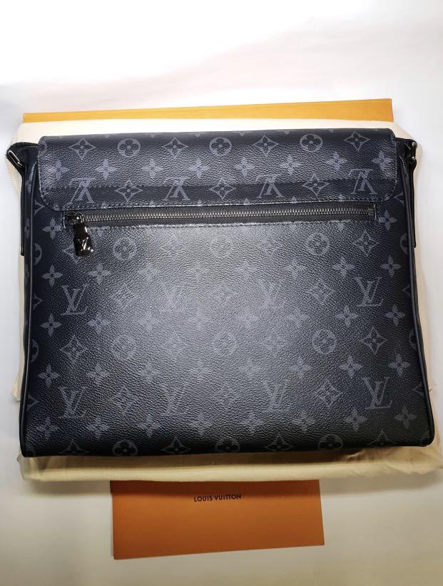 LOUIS VUITTON M44001 DISTRICT MM, Luxury, Bags & Wallets on Carousell