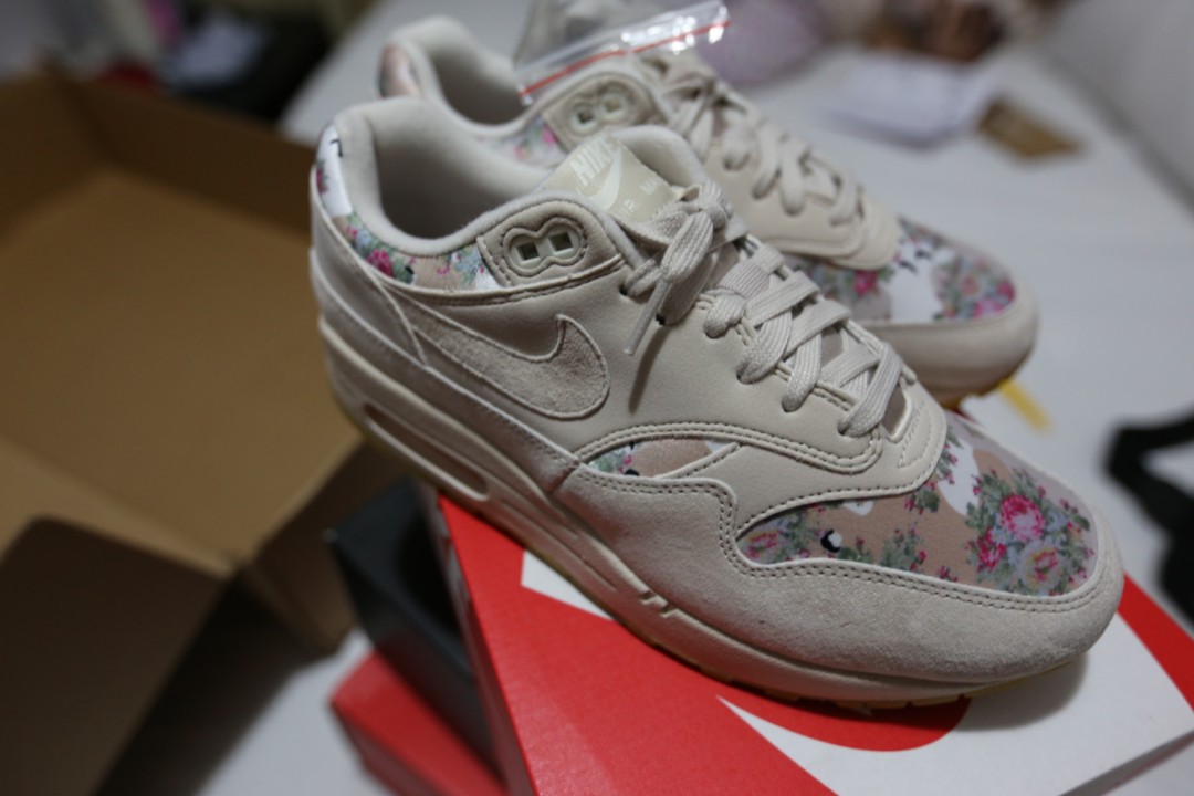 Nike air deals max 1 floral