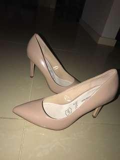 nude pumps