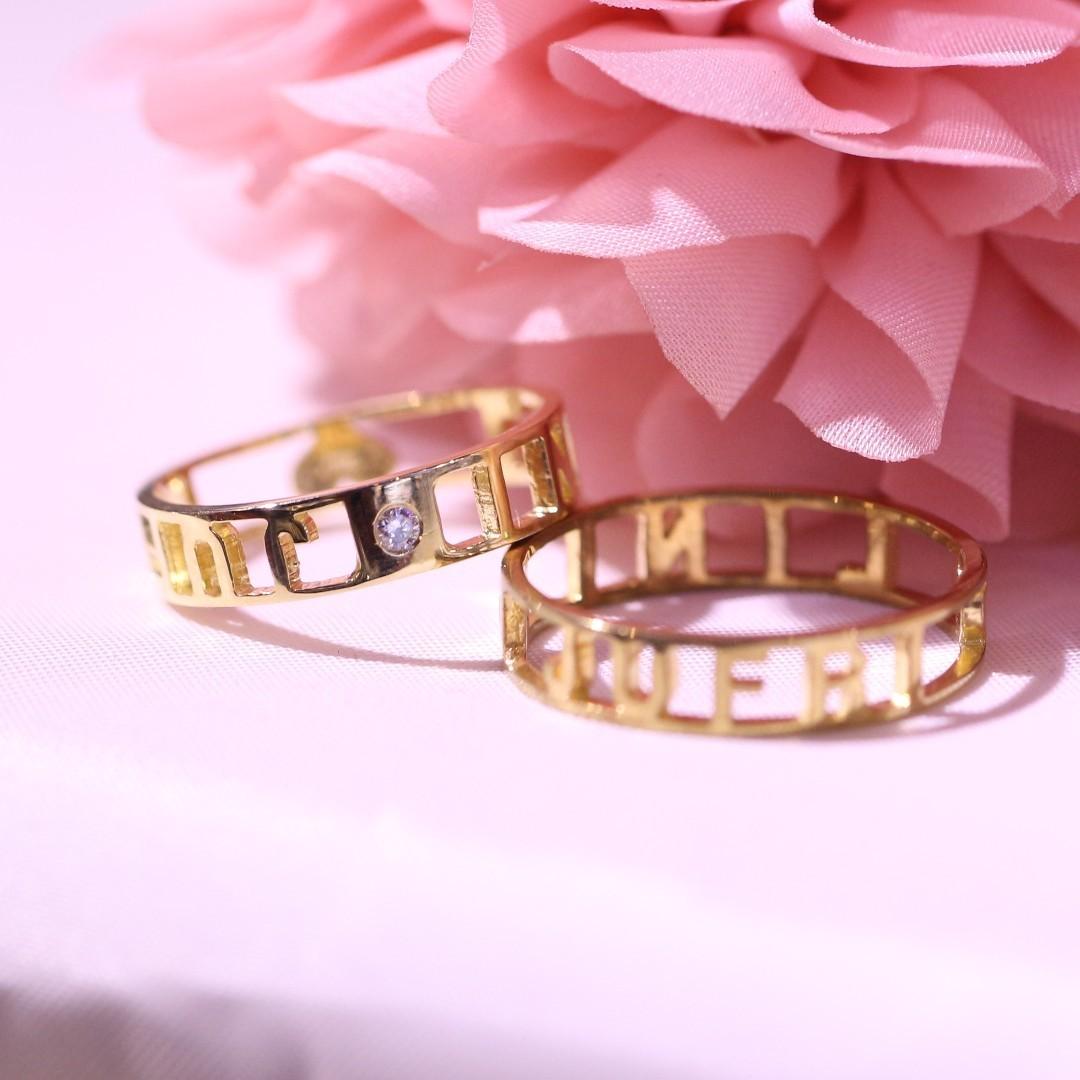 Wedding ring on sale gold with name