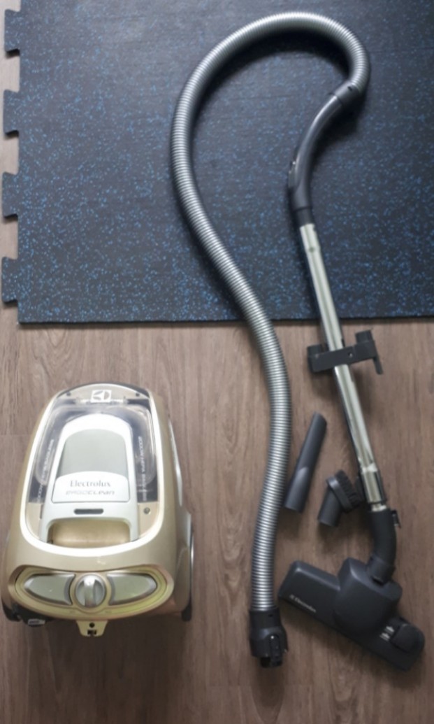ELECTROLUX VACUUM CLEANER 2000W HEPA BAGLESS ERGOCLEAN, TV & Home