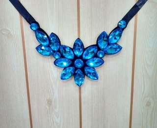 Kalung pesta motif