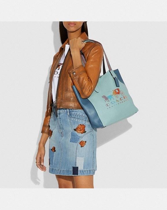 coach grove tote with horse and carriage