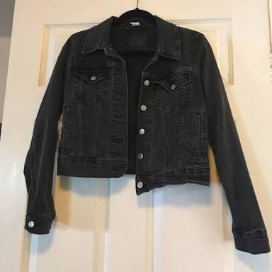 Levi’s Black Denim Trucker Jacket REPRICED (Category: Coats, Jackets and Outerwear) located in Makati City. Submitted by declutters137 (Listing ID 190480281, Image 1). Description: Original Women’s Trucker Jacket 9/10 RFS: Too Big Denim jacket, zara, bershka.