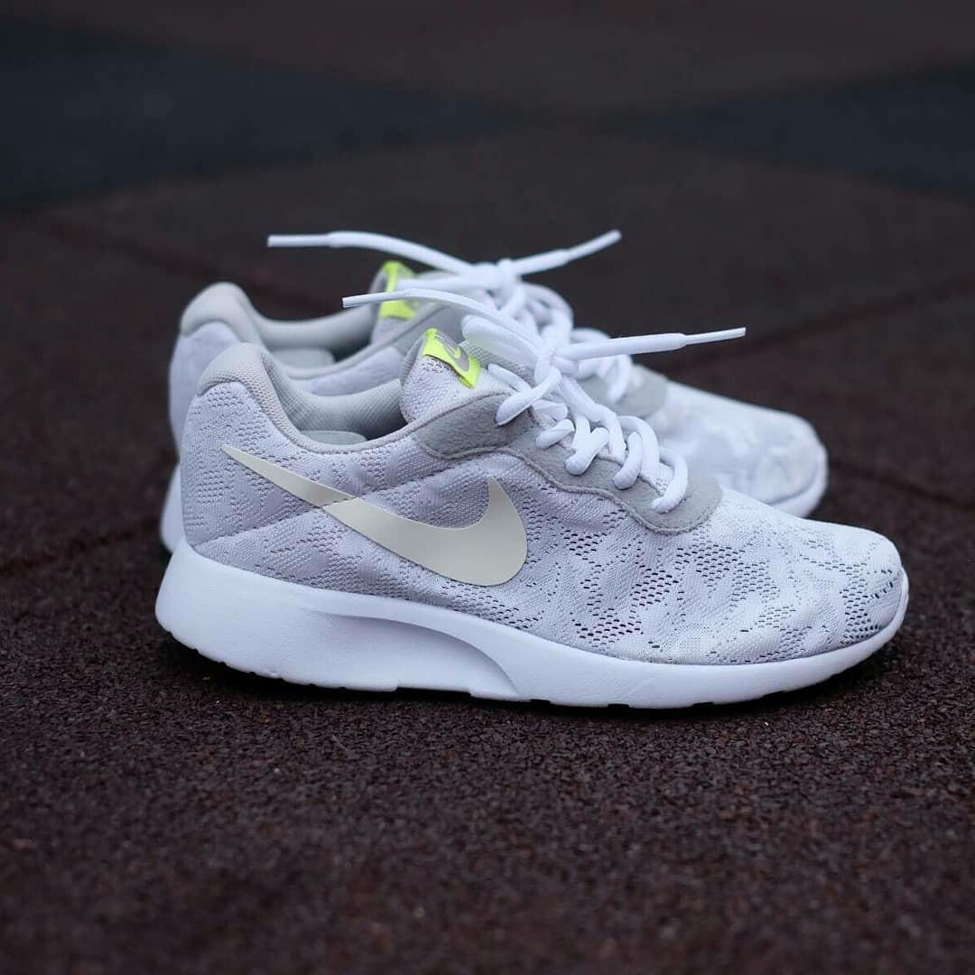 Nike tanjun 2025 floral white
