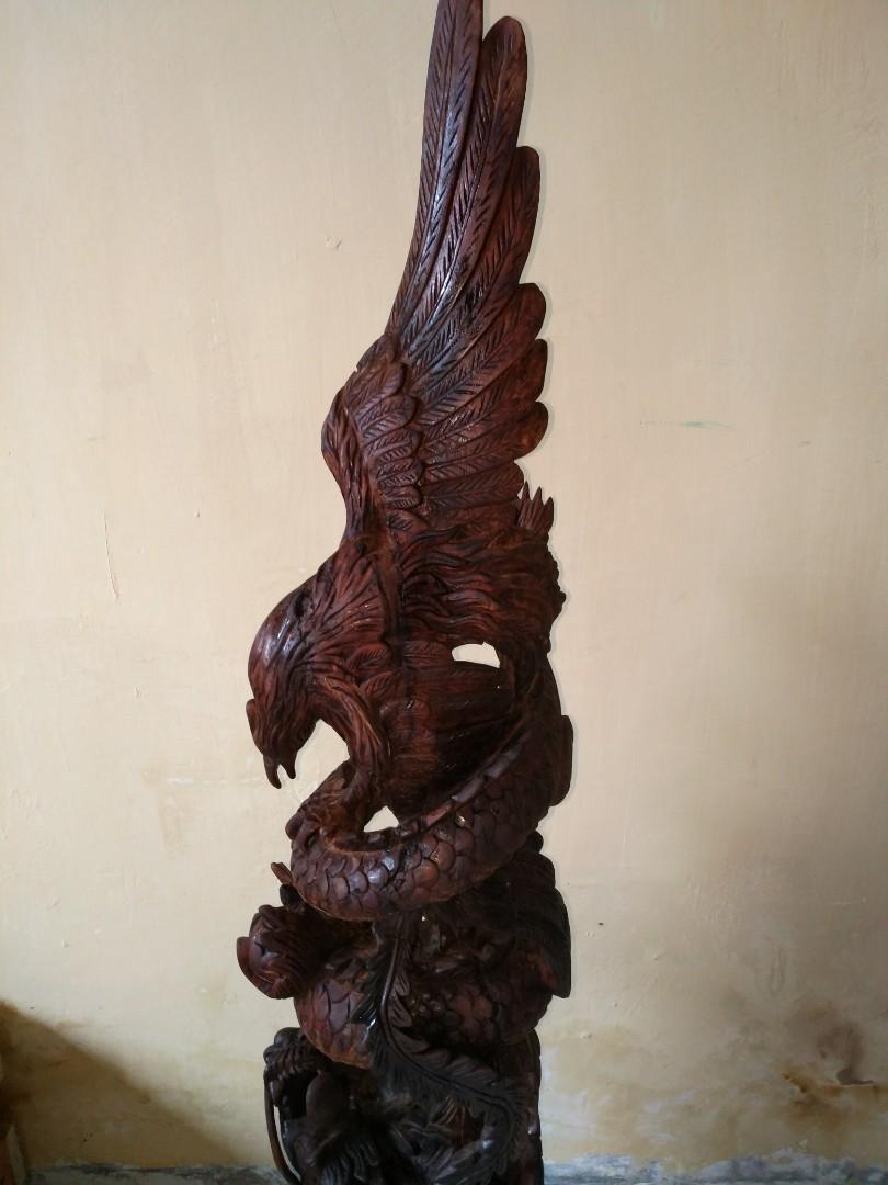 Patung Naga Vs Elang Dari Bahan Kayau Gaharu Super 22 Kg