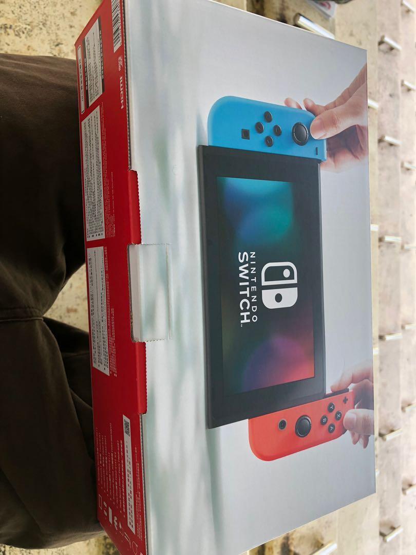 Switch （分類：Nintendo 任天堂）位於 Hong Kong。 由 epic.absolem 提交（商品編號 199624138，圖片 3）。簡介： 剛剛從禮品店換 （可提供換購單據） 只開封驗機 本人不感興趣所以出售 價錢自出 全新連手制合併器+瑪利歐賽車8 有1年原廠保養 有單 可以換ipad 註： 玫瑰金 wifi+4g佳 Ipad佳 （pro可+錢) GB不限 以上為優先交換條件。