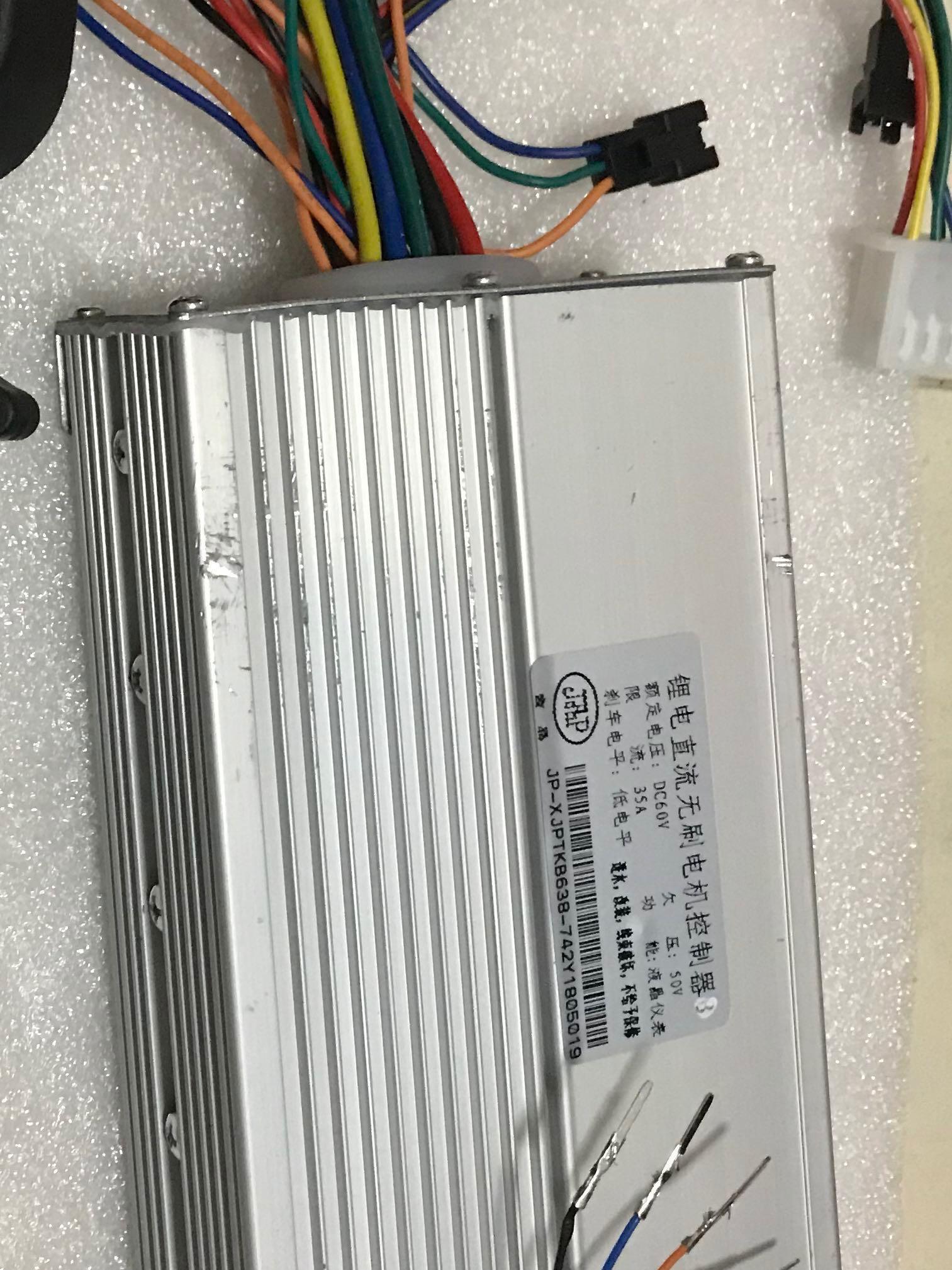 60v35a Controller Throttle (Category: E-Scooters & E-Bikes) located in Singapore. Submitted by bigboyworkshop (Listing ID 178973271, Image 1). Description: 60v 35a Controller and 6pin throttle Can install DYU ,Ultron ultra,Ultron Monster,Fiido.