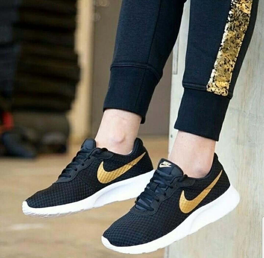 harga nike tanjun black