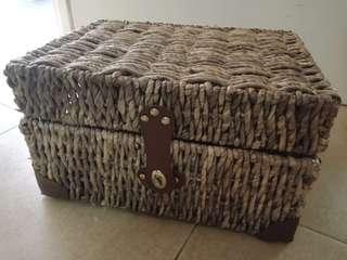 Storage basket with lid