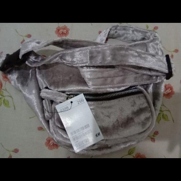Tas Waist bag H&M, Fesyen Wanita, Tas & Dompet di Carousell