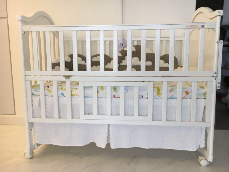 *FREE* Baby Cot White solid New Zealand pinewood with some defects