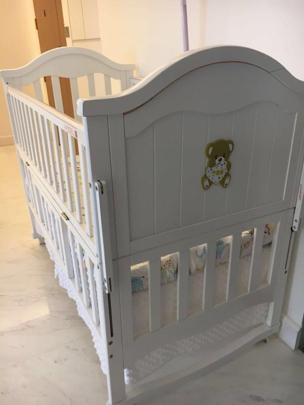 *FREE* Baby Cot White solid New Zealand pinewood with some defects