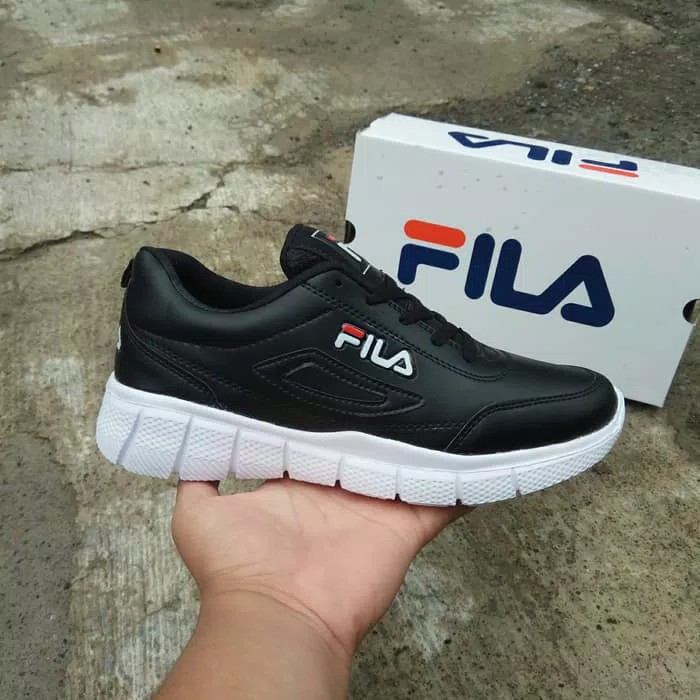 Sepatu Fila Disruptor Pria Hitam Fesyen Pria Sepatu Sneakers Di Carousell