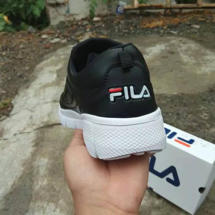 Sepatu Fila Disruptor Pria Hitam Fesyen Pria Sepatu Sneakers Di Carousell
