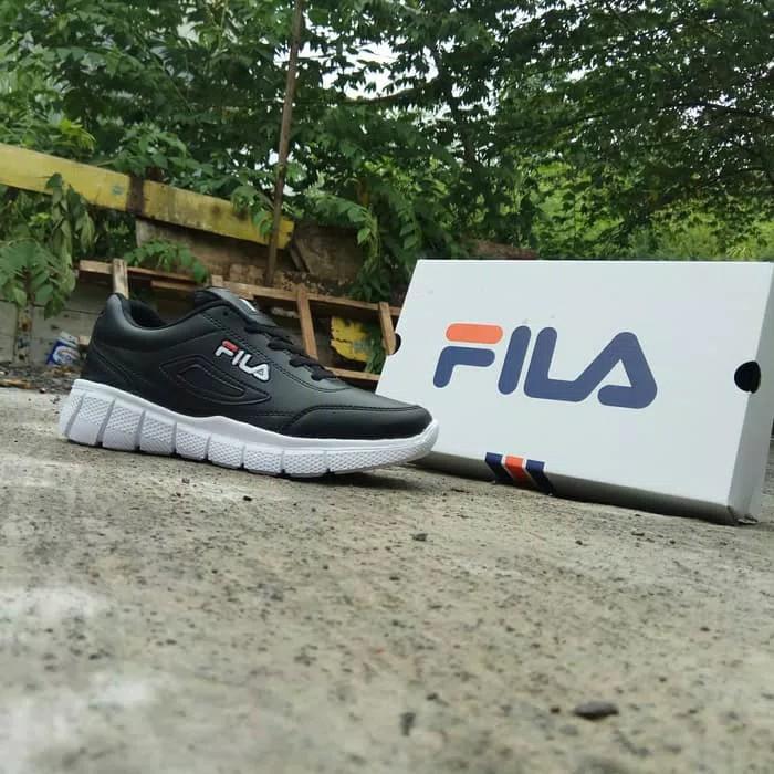 Sepatu Fila Disruptor Pria Hitam Fesyen Pria Sepatu Sneakers Di Carousell