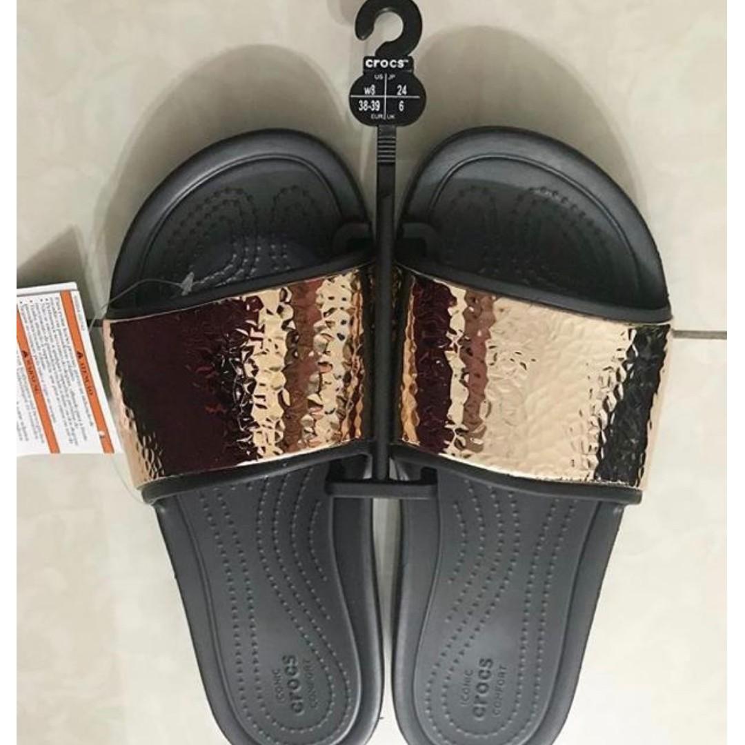 WOMEN S CROCS SLOANE HAMMERED METALLIC SLIDE BLACK ROSE GOLD