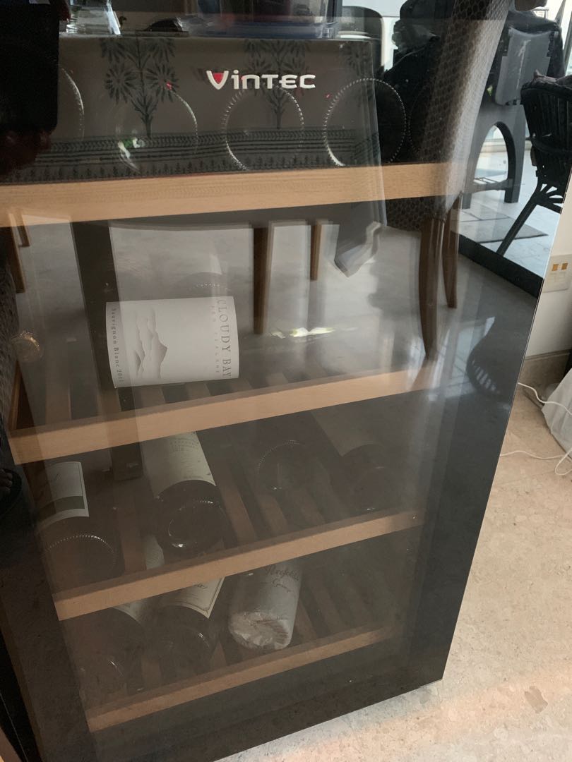 Excellent condition Vintec 35 bottle wine TV & Home Appliances