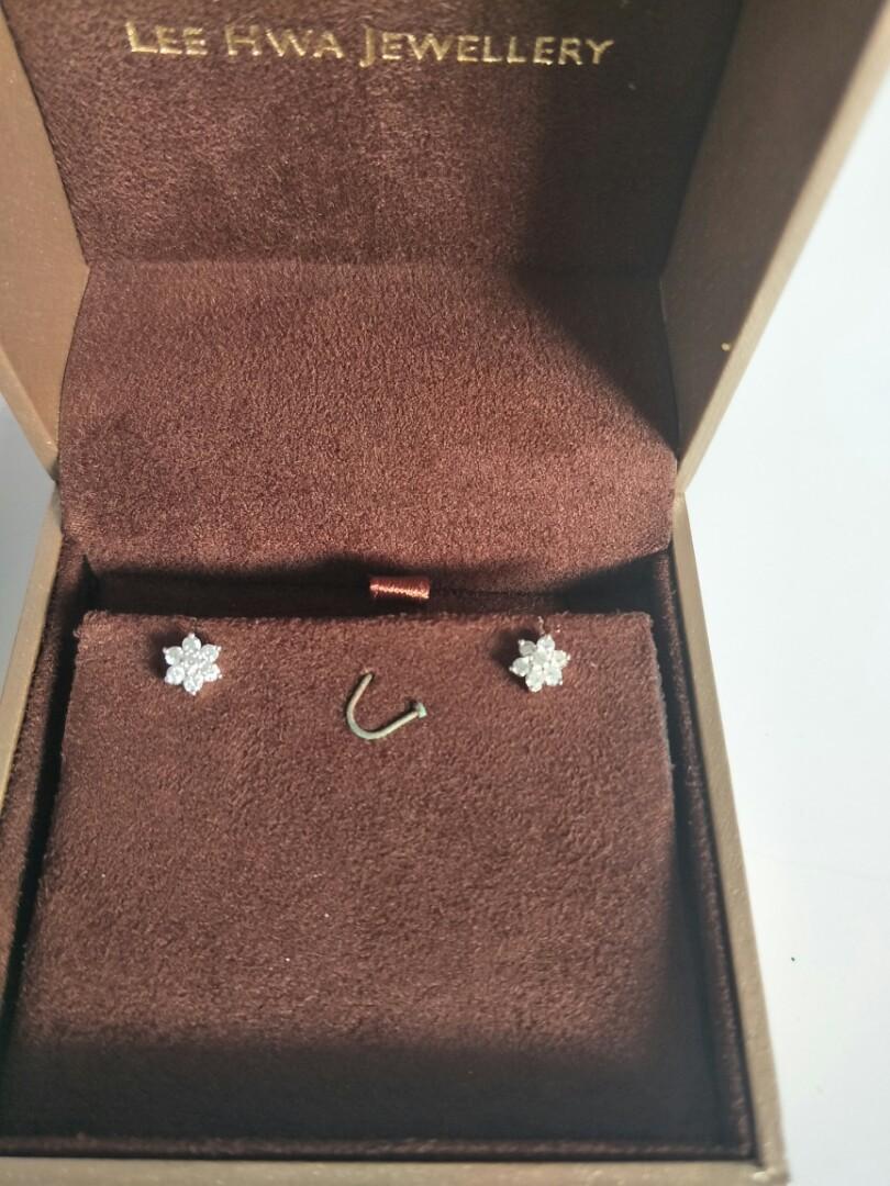 Lee hwa snowflake diamond earrings Luxury Accessories on Carousell