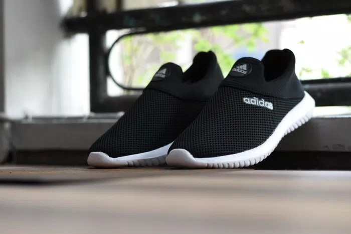 Sepatu Adidas Slip On Casual Hitam Putih Fesyen Pria Sepatu Sneakers Di Carousell