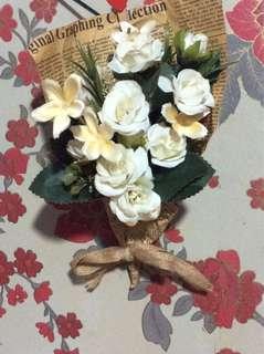 💐 Bouquets Flower in Vintage Newspapers Cone📜