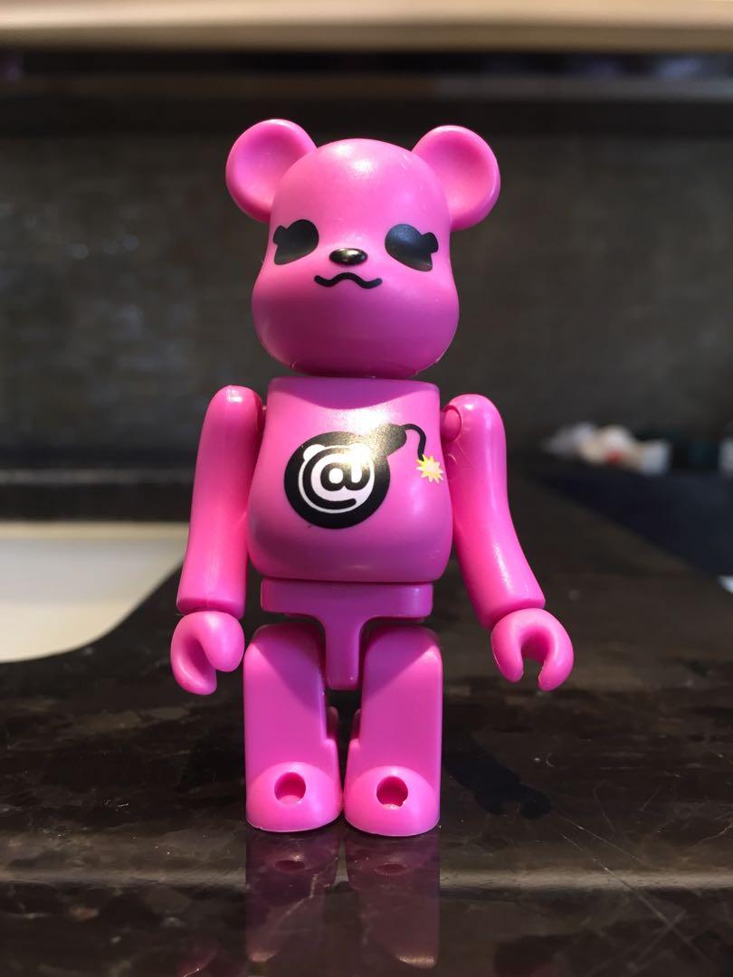 Bearbrick 100% Medicom toys 斷腳已用膠水黏實, 興趣及遊戲, 玩具 