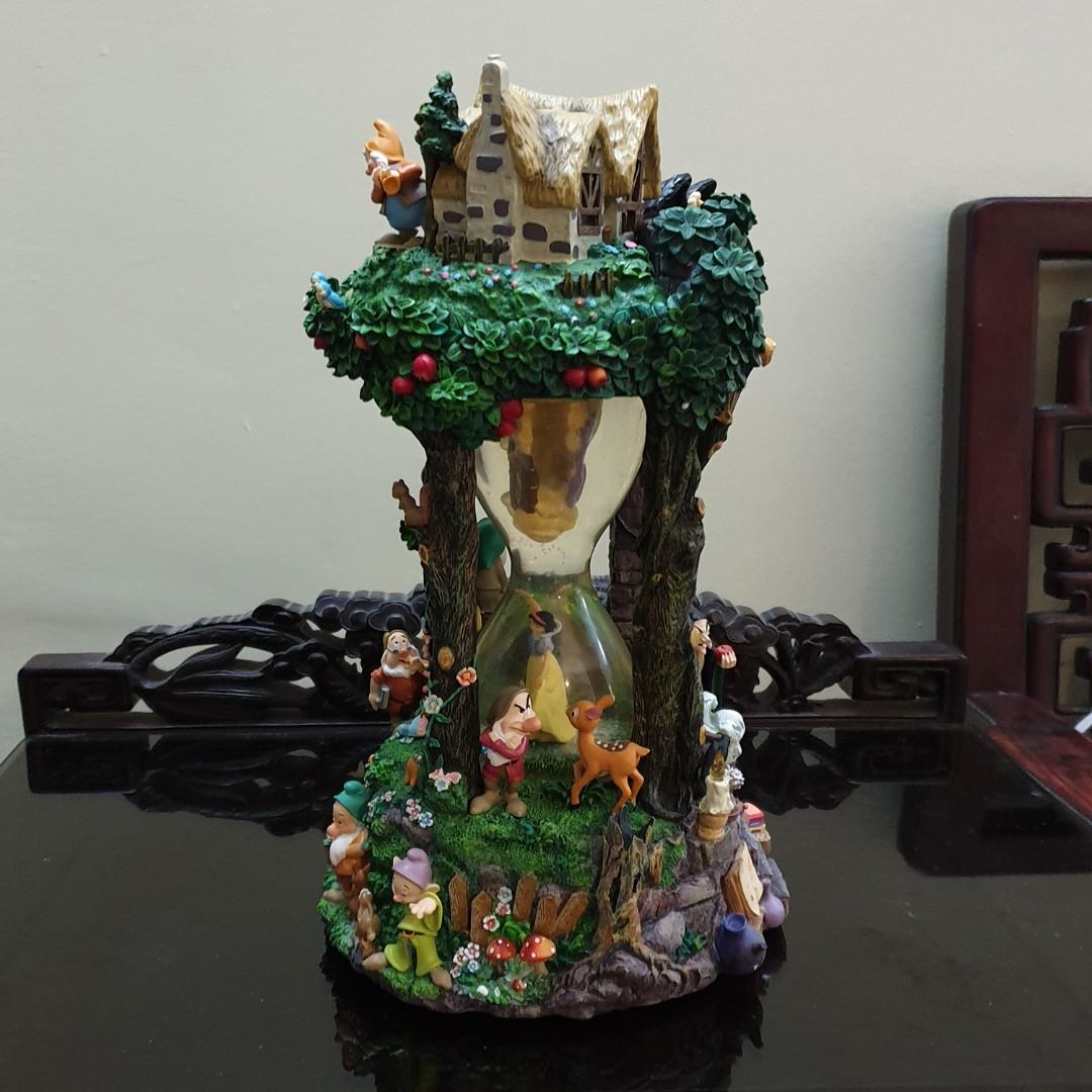 Brand New Disney Snow White & the Seven Dwarfs Hourglass Snow globe