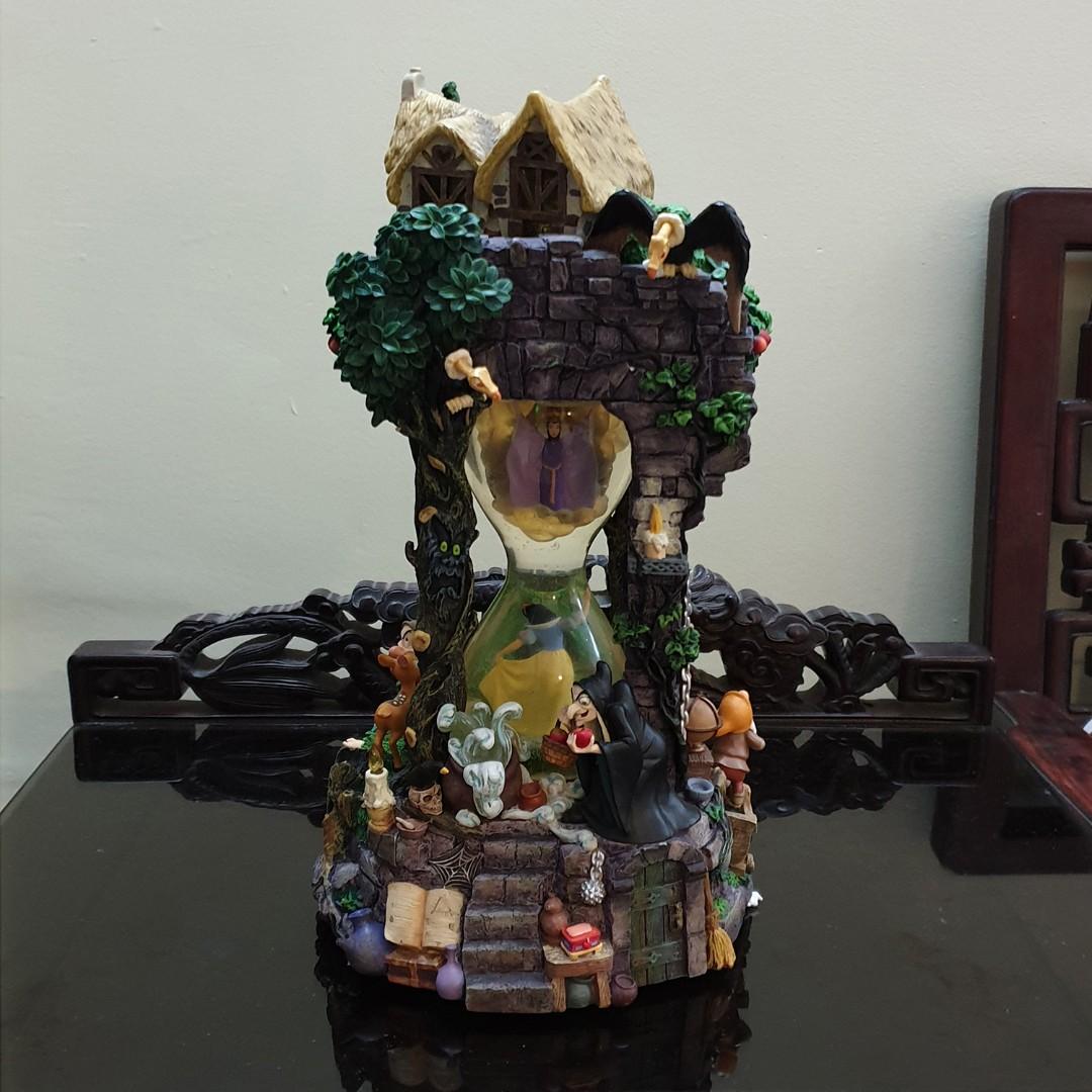 Brand New Disney Snow White & the Seven Dwarfs Hourglass Snow globe