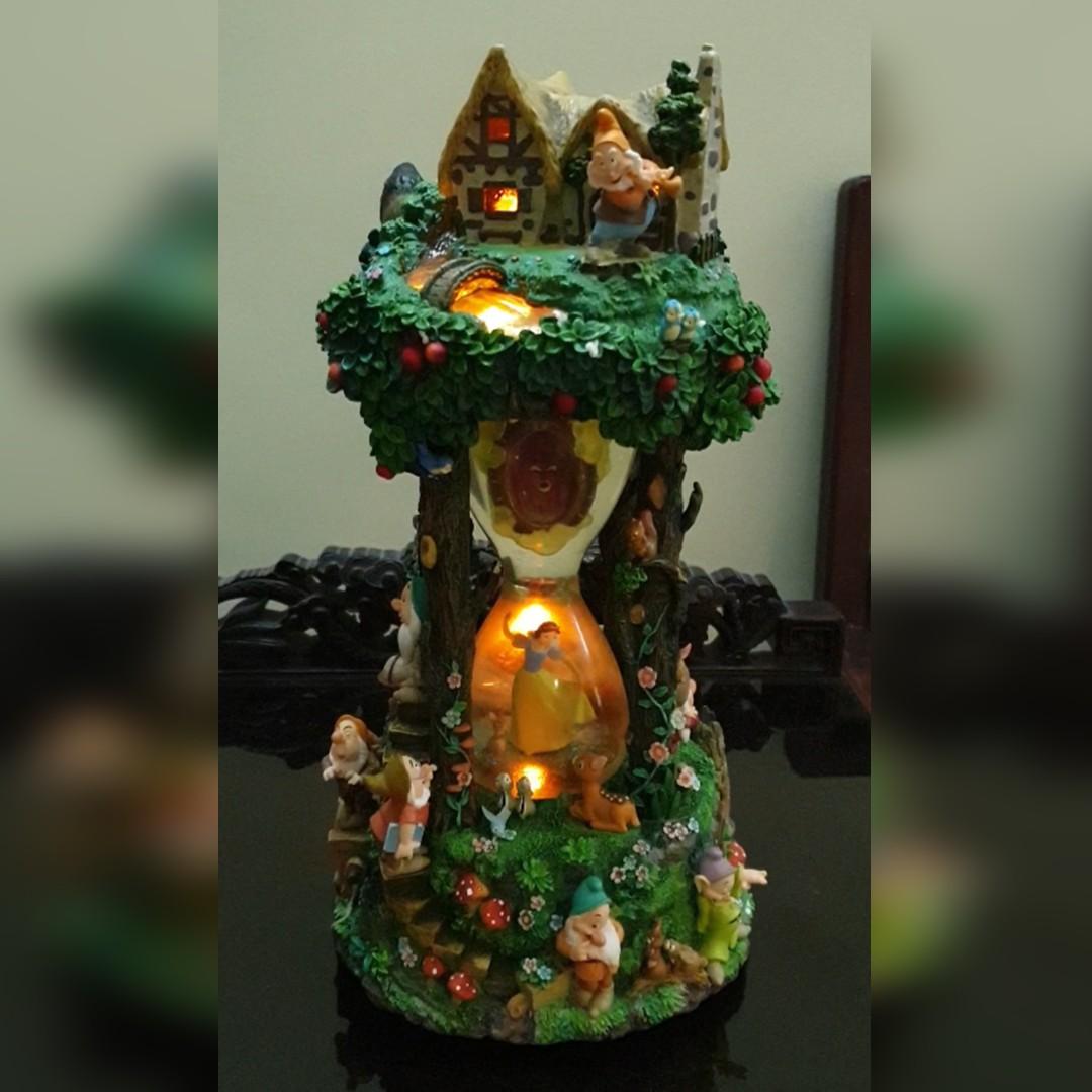 Brand New Disney Snow White & the Seven Dwarfs Hourglass Snow globe